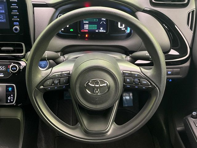 �C���e���A�ɍ��킹���f�U�C���̃X�e�A�����O�́A�^�]�������̂��Ƃ��l���A�^�]���₷���`��A�傫���ł��B�����x�A���ۂɐG���Ă��m���߂��������B