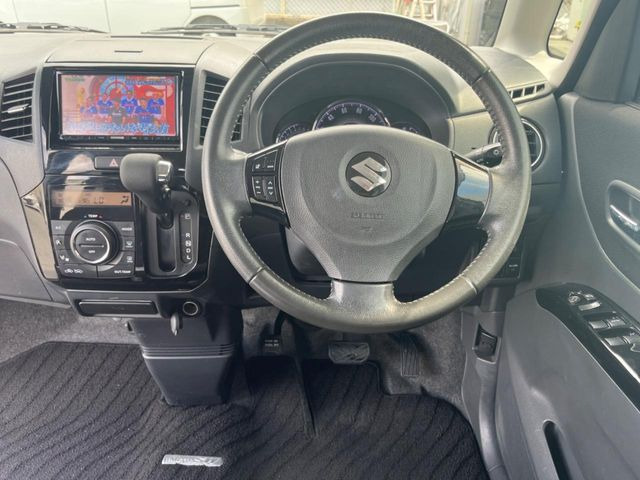 �C���e���A�ɍ��킹���f�U�C���̃X�e�A�����O�́A�^�]�������̂��Ƃ��l���A�^�]���₷���`��A�傫���ł��B�����x�A���ۂɐG���Ă��m���߂��������B