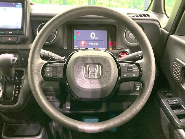 �C���e���A�ɍ��킹���f�U�C���̃X�e�A�����O�́A�^�]�������̂��Ƃ��l���A�^�]���₷���`��A�傫���ł��B�����x�A���ۂɐG���Ă��m���߂��������B