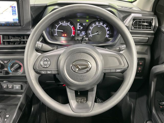 �C���e���A�ɍ��킹���f�U�C���̃X�e�A�����O�́A�^�]�������̂��Ƃ��l���A�^�]���₷���`��A�傫���ł��B�����x�A���ۂɐG���Ă��m���߂��������B