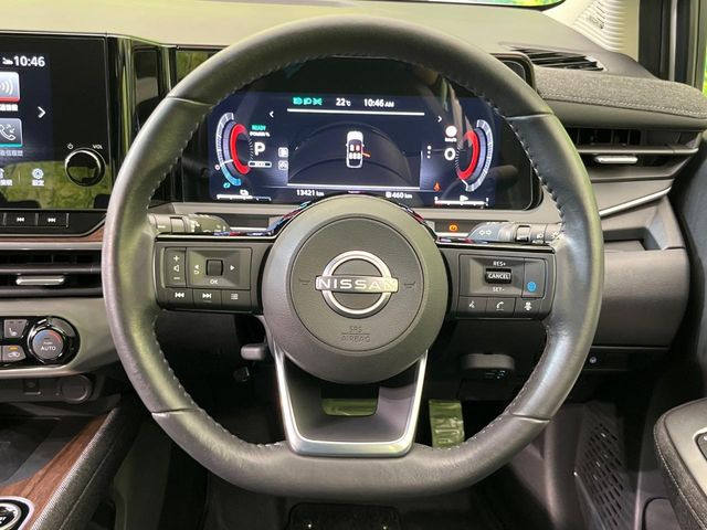 【ステアリングヒーター】冬場に冷たくなりやすい革巻きステアリングを、スイッチ一つで素早く適温に!エアコンよりも早く温まってくれるので、寒い日の運転も快適になりますね♪