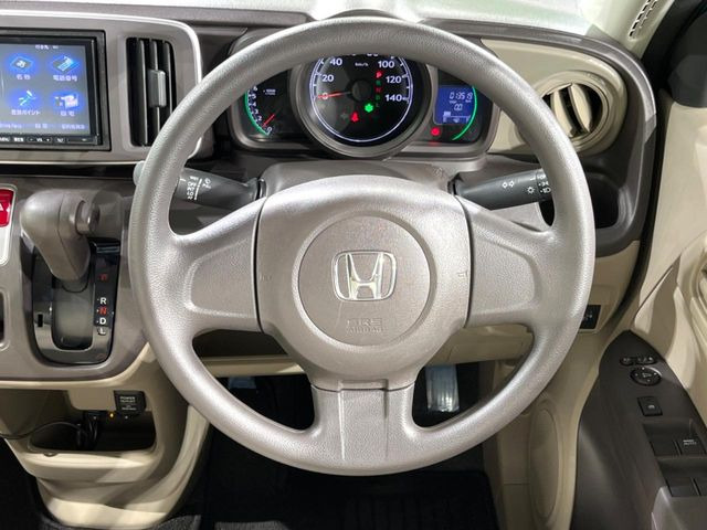 �C���e���A�ɍ��킹���f�U�C���̃X�e�A�����O�́A�^�]�������̂��Ƃ��l���A�^�]���₷���`��A�傫���ł��B�����x�A���ۂɐG���Ă��m���߂��������B