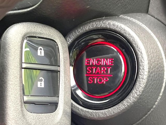 �yHonda�X�}�[�g�L�[�z�J�o����|�P�b�g�ɓ��ꂽ�܂܂ł��h�A�̎{���E�������\�ȃX�}�[�g�L�[�𑕔��B�G���W���̃I���E�I�t�����J�M�����o���K�v����������Ƃ��Ă��֗��ł���