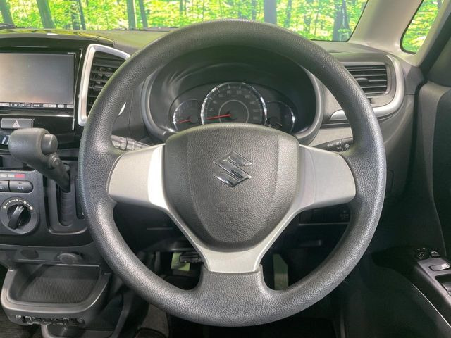 �C���e���A�ɍ��킹���f�U�C���̃X�e�A�����O�́A�^�]�������̂��Ƃ��l���A�^�]���₷���`��A�傫���ł��B�����x�A���ۂɐG���Ă��m���߂��������B