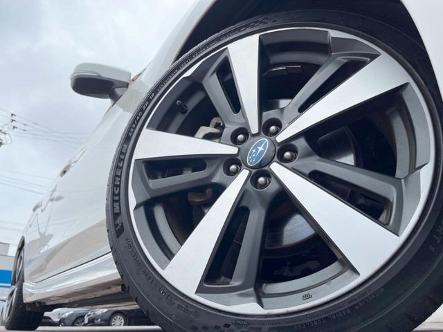 �y����18�C���`�A���~�z�C�[���z�f�U�C�����̍��������A���~�z�C�[���𑕒����Ă���܂��B�e��ЊO�A���~�z�C�[����A�X�^�b�h���X�^�C�����戵�����Ă���܂��B���񂲑��k����������