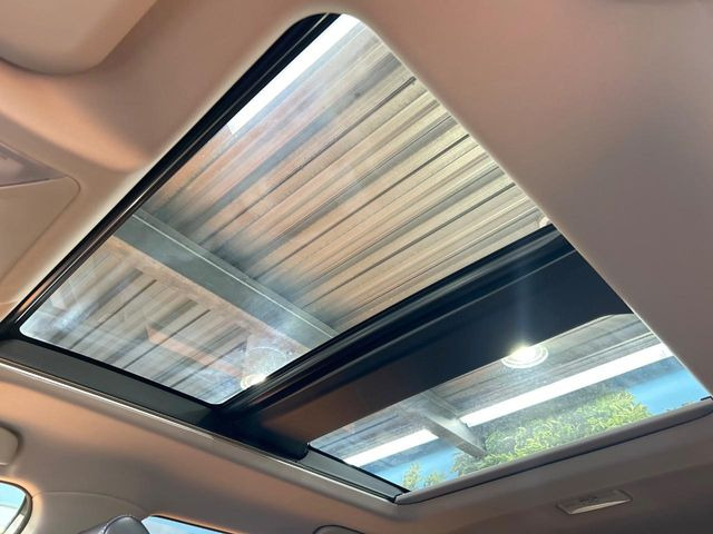 【大型サンルーフ】車内の解放感が一気に上がる大型のパノラマルーフ!季節を問わず開放的で快適なドライブをお楽しみいただけます。流通量も少なく希少価値の高い人気の装備です♪
