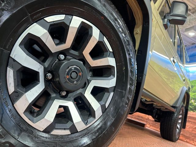 �y����16�C���`�A���~�z�C�[���z�O�ςɃ}�b�`���������A���~�z�C�[���𑕒����Ă���܂��B�e��ЊO�A���~�z�C�[����A�X�^�b�h���X�^�C�����戵�����Ă���܂��B���񂲑��k����������
