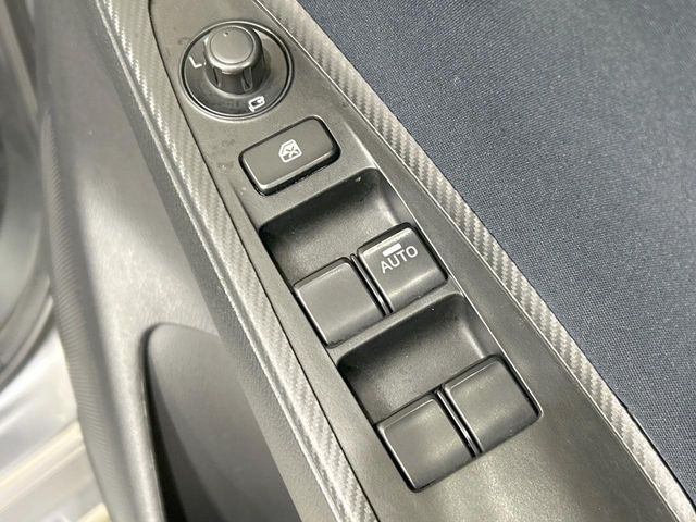 【電動格納ミラー】サイドミラーは電動格納式となっており、狭い駐車場でもキズがつくリスクを抑えられます。