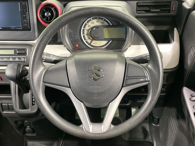 �C���e���A�ɍ��킹���f�U�C���̃X�e�A�����O�́A�^�]�������̂��Ƃ��l���A�^�]���₷���`��A�傫���ł��B�����x�A���ۂɐG���Ă��m���߂��������B