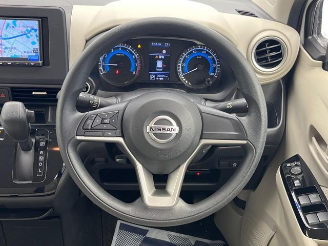 �C���e���A�ɍ��킹���f�U�C���̃X�e�A�����O�́A�^�]�������̂��Ƃ��l���A�^�]���₷���`��A�傫���ł��B�����x�A���ۂɐG���Ă��m���߂��������B