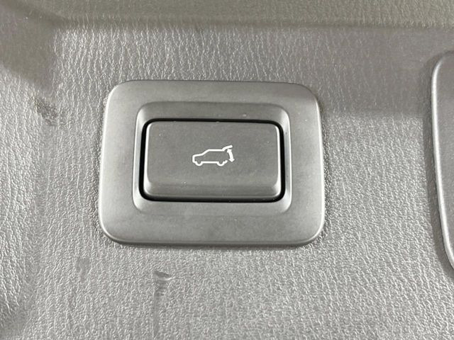 【パワーバックドア】スマートキーや運転席のボタンを押すだけでリアゲートが自動で開閉します!荷物を持っている時や、高い位置にあるバックドアを閉める際に便利な機能です♪