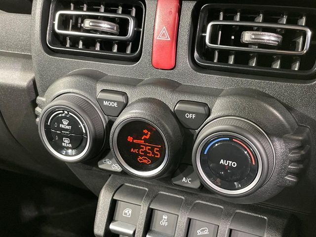 【オートエアコン】一度お好みの温度に設定すれば、車内の温度を検知し風量や温度を自動で調整。暑い&hellip;寒い&hellip;と何度もスイッチ操作をする必要はありません。快適な車内空間には必須の機能ですね♪