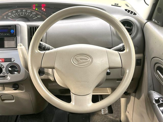 �C���e���A�ɍ��킹���f�U�C���̃X�e�A�����O�́A�^�]�������̂��Ƃ��l���A�^�]���₷���`��A�傫���ł��B�����x�A���ۂɐG���Ă��m���߂��������B