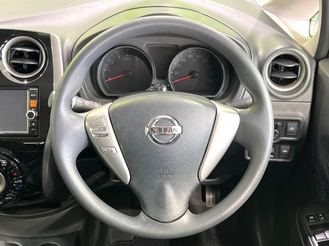 �C���e���A�ɍ��킹���f�U�C���̃X�e�A�����O�́A�^�]�������̂��Ƃ��l���A�^�]���₷���`��A�傫���ł��B�����x�A���ۂɐG���Ă��m���߂��������B
