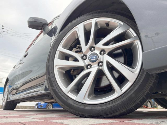 �y����18�C���`�A���~�z�C�[���z�f�U�C�����̍��������A���~�z�C�[���𑕒����Ă���܂��B�e��ЊO�A���~�z�C�[����A�X�^�b�h���X�^�C�����戵�����Ă���܂��B���񂲑��k����������