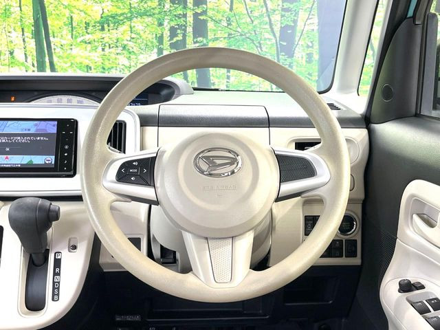 �C���e���A�ɍ��킹���f�U�C���̃X�e�A�����O�́A�^�]�������̂��Ƃ��l���A�^�]���₷���`��A�傫���ł��B�����x�A���ۂɐG���Ă��m���߂��������B