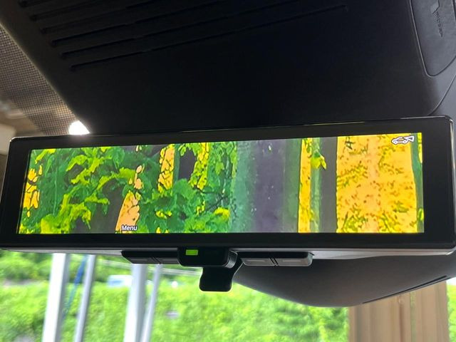 【インテリジェントルームミラー】後席の大きな荷物や同乗者で後方が確認しづらい時でも安心!カメラが撮影した車両後方の映像をルームミラー内に表示。クリアな視界で状況の確認が可能です!