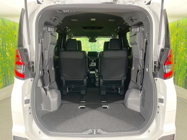 普段のお買い物や通勤、送迎等に十分な荷室スペースを確保しております。セカンドシートを倒すと、大きな荷物の積載も可能です♪