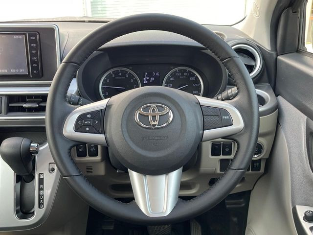 �C���e���A�ɍ��킹���f�U�C���̃X�e�A�����O�́A�^�]�������̂��Ƃ��l���A�^�]���₷���`��A�傫���ł��B�����x�A���ۂɐG���Ă��m���߂��������B