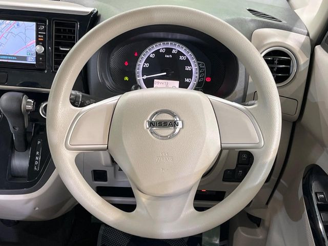 �C���e���A�ɍ��킹���f�U�C���̃X�e�A�����O�́A�^�]�������̂��Ƃ��l���A�^�]���₷���`��A�傫���ł��B�����x�A���ۂɐG���Ă��m���߂��������B
