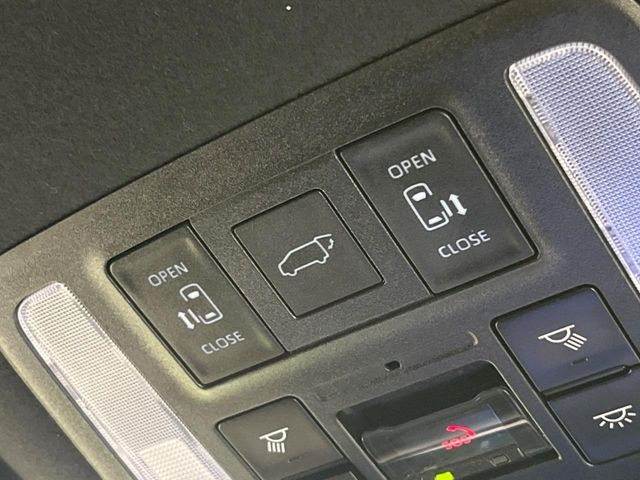 【パワーバックドア】スマートキーや運転席のボタンを押すだけでリアゲートが自動で開閉します!荷物を持っている時や、高い位置にあるバックドアを閉める際に便利な機能です♪