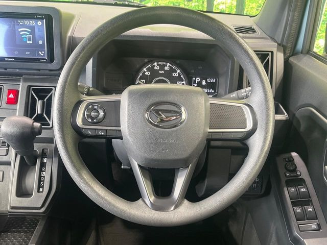 �C���e���A�ɍ��킹���f�U�C���̃X�e�A�����O�́A�^�]�������̂��Ƃ��l���A�^�]���₷���`��A�傫���ł��B�����x�A���ۂɐG���Ă��m���߂��������B