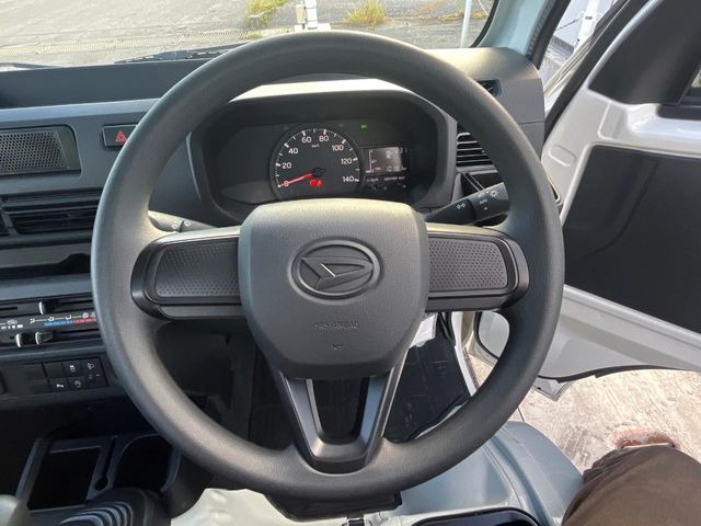 �C���e���A�ɍ��킹���f�U�C���̃X�e�A�����O�́A�^�]�������̂��Ƃ��l���A�^�]���₷���`��A�傫���ł��B�����x�A���ۂɐG���Ă��m���߂��������B