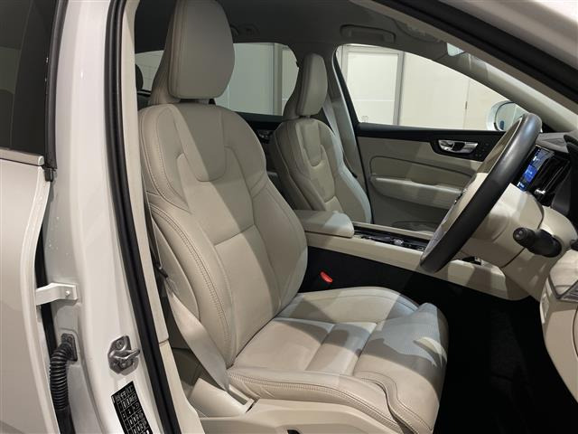 XC60B5 AWD インスクリプション 4WD