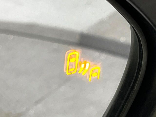 【ブラインドスポットモニター】走行中、ドアミラーの死角になりやすい箇所に後続車が接近するとサイドミラーのレンズに警告を表示!ドライバーに注意喚起をしてくれます。