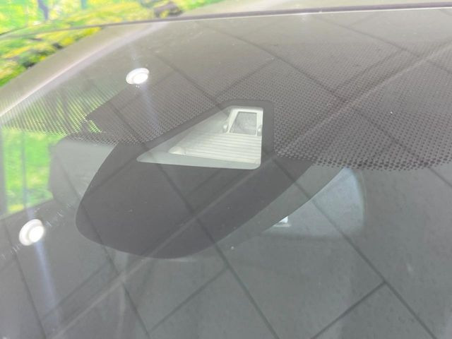 【ホンダセンシング】走行中に前方の車両等を認識し、衝突しそうな時は警報とブレーキで衝突回避と被害軽減をアシスト。より安全にドライブをお楽しみいただけます。