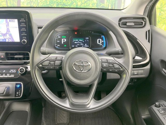 �C���e���A�ɍ��킹���f�U�C���̃X�e�A�����O�́A�^�]�������̂��Ƃ��l���A�^�]���₷���`��A�傫���ł��B�����x�A���ۂɐG���Ă��m���߂��������B