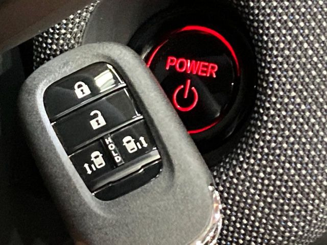 �yHonda�X�}�[�g�L�[�z�J�o����|�P�b�g�ɓ��ꂽ�܂܂ł��h�A�̎{���E�������\�ȃX�}�[�g�L�[�𑕔��B�G���W���̃I���E�I�t�����J�M�����o���K�v����������Ƃ��Ă��֗��ł���