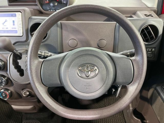 �C���e���A�ɍ��킹���f�U�C���̃X�e�A�����O�́A�^�]�������̂��Ƃ��l���A�^�]���₷���`��A�傫���ł��B�����x�A���ۂɐG���Ă��m���߂��������B
