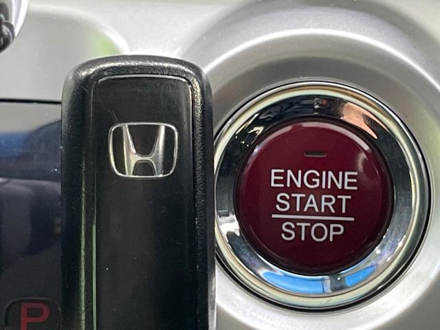 �yHonda�X�}�[�g�L�[�z�J�o����|�P�b�g�ɓ��ꂽ�܂܂ł��h�A�̎{���E�������\�ȃX�}�[�g�L�[�𑕔��B�G���W���̃I���E�I�t�����J�M�����o���K�v����������Ƃ��Ă��֗��ł���
