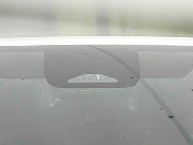 【プリクラッシュセーフティ】前方の車両等を検知し、衝突しそうな時は警報で注意を促し、ブレーキを踏む力をサポート。ブレーキを踏めなかった場合は衝突被害軽減ブレーキが作動、衝突回避をサポートします。