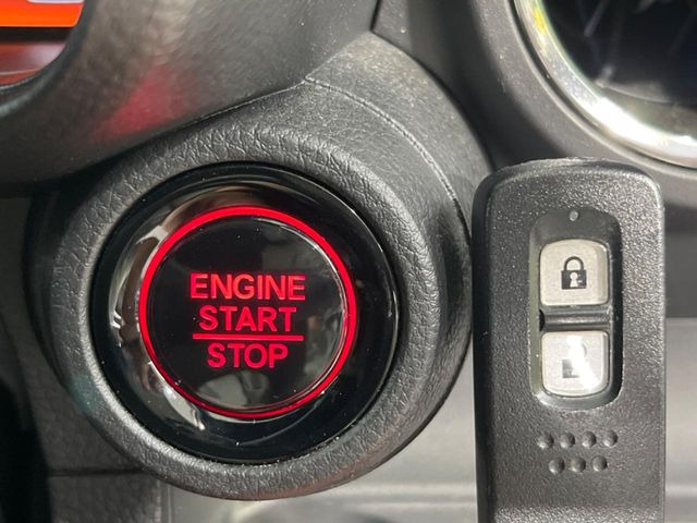 �yHonda�X�}�[�g�L�[�z�J�o����|�P�b�g�ɓ��ꂽ�܂܂ł��h�A�̎{���E�������\�ȃX�}�[�g�L�[�𑕔��B�G���W���̃I���E�I�t�����J�M�����o���K�v����������Ƃ��Ă��֗��ł���