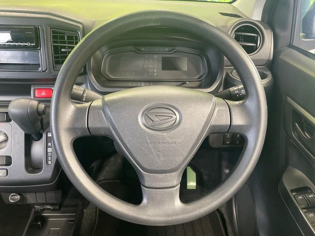 �C���e���A�ɍ��킹���f�U�C���̃X�e�A�����O�́A�^�]�������̂��Ƃ��l���A�^�]���₷���`��A�傫���ł��B�����x�A���ۂɐG���Ă��m���߂��������B