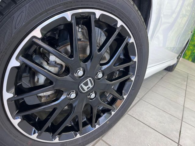 �y�O���[�h��p����15�C���`�A���~�z�C�[���z�f�U�C�����̍��������A���~�z�C�[���𑕒����Ă���܂��B�e��ЊO�A���~�z�C�[����A�X�^�b�h���X�^�C�����戵�����Ă���܂��B���񂲑��k����������
