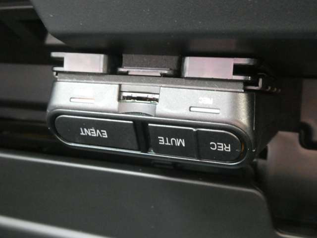 今では必需品のドライブレコーダー♪万が一の時の証拠に!!前後タイプの取り扱いも御座います♪お気軽にご相談下さいませ♪