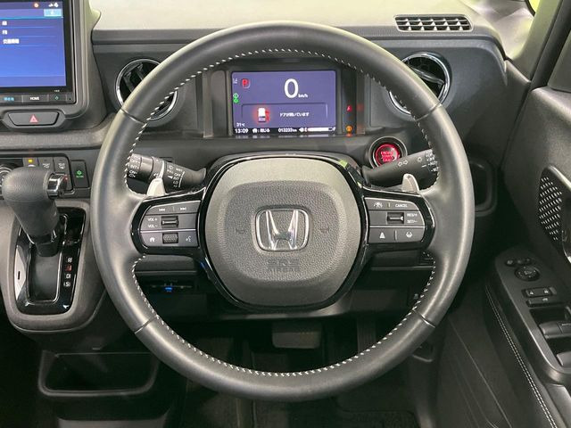 �C���e���A�ɍ��킹���f�U�C���̃X�e�A�����O�́A�^�]�������̂��Ƃ��l���A�^�]���₷���`��A�傫���ł��B�����x�A���ۂɐG���Ă��m���߂��������B