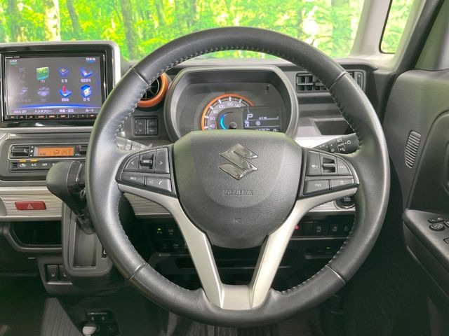 �C���e���A�ɍ��킹���f�U�C���̃X�e�A�����O�́A�^�]�������̂��Ƃ��l���A�^�]���₷���`��A�傫���ł��B�����x�A���ۂɐG���Ă��m���߂��������B