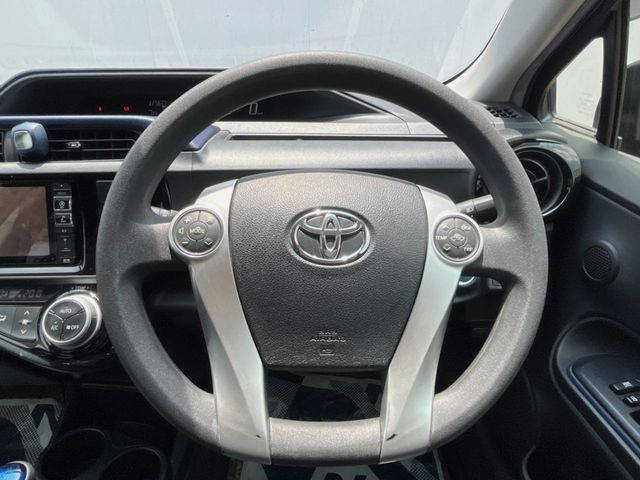 �C���e���A�ɍ��킹���f�U�C���̃X�e�A�����O�́A�^�]�������̂��Ƃ��l���A�^�]���₷���`��A�傫���ł��B�����x�A���ۂɐG���Ă��m���߂��������B