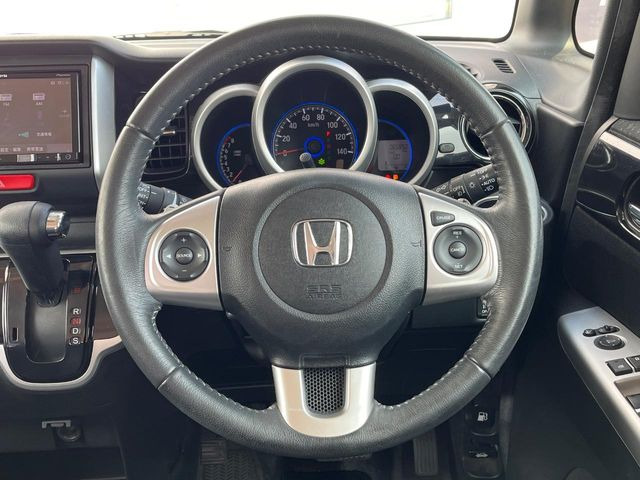 �C���e���A�ɍ��킹���f�U�C���̃X�e�A�����O�́A�^�]�������̂��Ƃ��l���A�^�]���₷���`��A�傫���ł��B�����x�A���ۂɐG���Ă��m���߂��������B