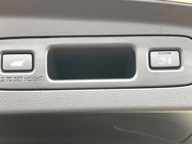 【パワーバックドア】スマートキーや運転席のボタンを押すだけでリアゲートが自動で開閉します!荷物を持っている時や、高い位置にあるバックドアを閉める際に便利な機能です♪