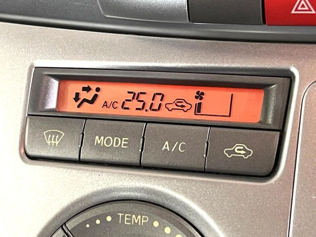 【オートエアコン】一度お好みの温度に設定すれば、車内の温度を検知し風量や温度を自動で調整。暑い&hellip;寒い&hellip;と何度もスイッチ操作をする必要はありません。快適な車内空間には必須の機能ですね♪
