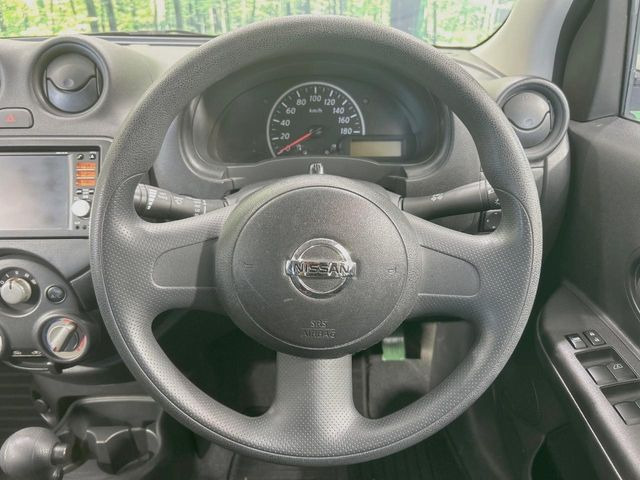 �C���e���A�ɍ��킹���f�U�C���̃X�e�A�����O�́A�^�]�������̂��Ƃ��l���A�^�]���₷���`��A�傫���ł��B�����x�A���ۂɐG���Ă��m���߂��������B