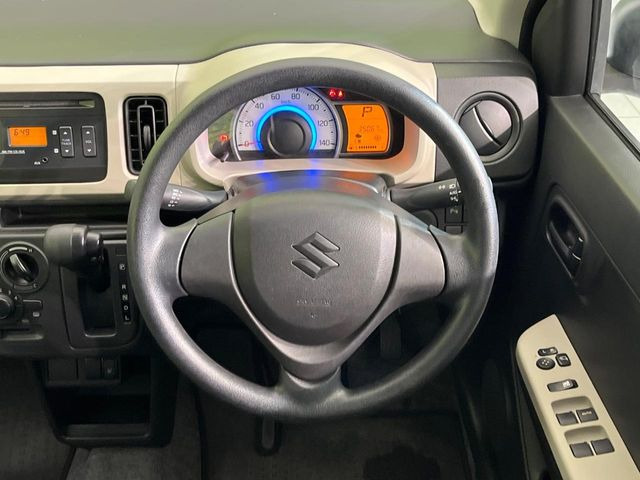 �C���e���A�ɍ��킹���f�U�C���̃X�e�A�����O�́A�^�]�������̂��Ƃ��l���A�^�]���₷���`��A�傫���ł��B�����x�A���ۂɐG���Ă��m���߂��������B