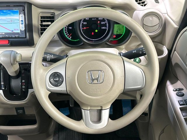 �C���e���A�ɍ��킹���f�U�C���̃X�e�A�����O�́A�^�]�������̂��Ƃ��l���A�^�]���₷���`��A�傫���ł��B�����x�A���ۂɐG���Ă��m���߂��������B