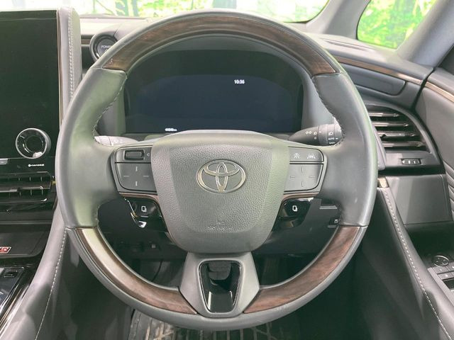 �C���e���A�ɍ��킹���f�U�C���̃X�e�A�����O�́A�^�]�������̂��Ƃ��l���A�^�]���₷���`��A�傫���ł��B�����x�A���ۂɐG���Ă��m���߂��������B