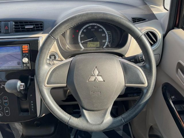 �C���e���A�ɍ��킹���f�U�C���̃X�e�A�����O�́A�^�]�������̂��Ƃ��l���A�^�]���₷���`��A�傫���ł��B�����x�A���ۂɐG���Ă��m���߂��������B